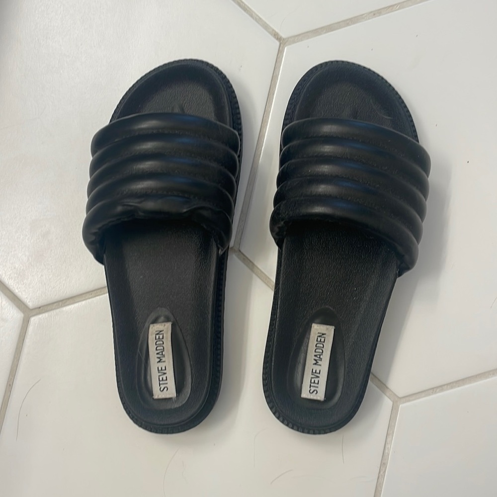 Steve Madden black slides